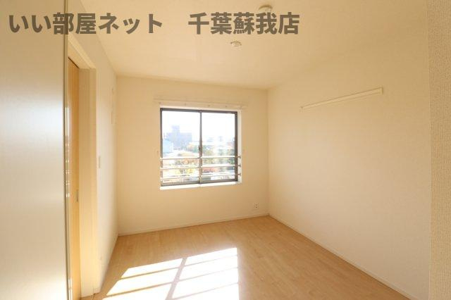 グランシャリオⅢの寝室|広くて明るい寝室