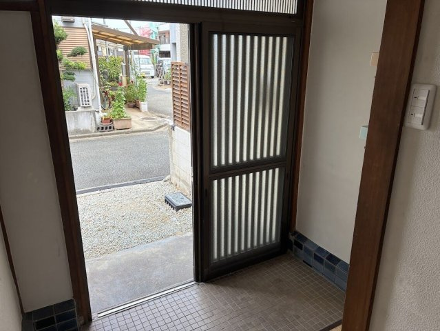 加古川町河原　中古戸建の玄関|明るく迎え入れてくれる玄関