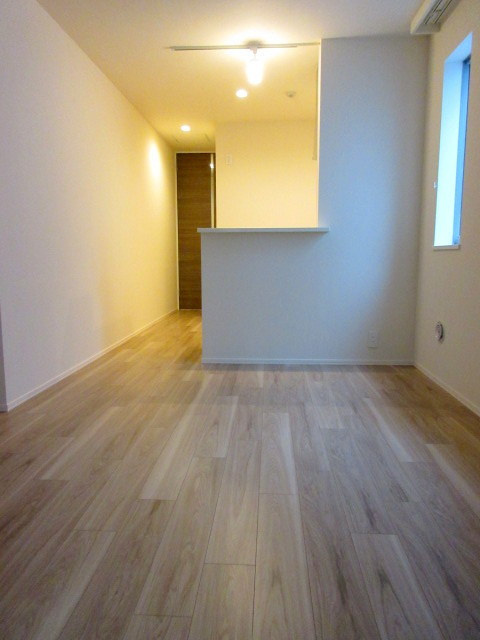 ヴィラルーエの居間・リビング|★無垢材のような雰囲気のフローリング材★