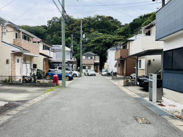 神戸市須磨区車字下仏坂中古戸建の前面道路含む現地写真|家賃とローンの支払い比較相談も随時受付中！