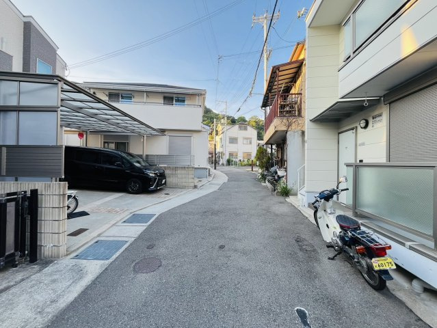 神戸市兵庫区湊山町　中古戸建の前面道路含む現地写真|AIにて動産物は消しております。