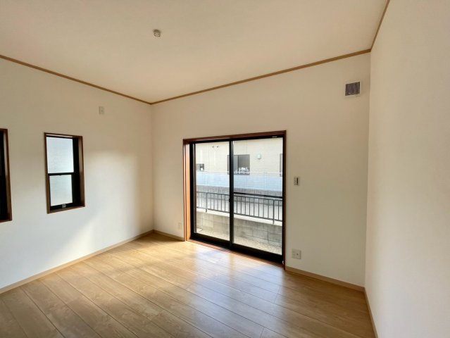 東山中古戸建て(75番地)の洋室|事務所、店舗としても使用できるお部屋となっております