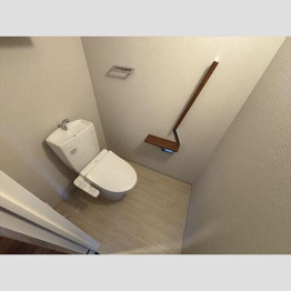 温水洗浄便座付きのトイレです♪