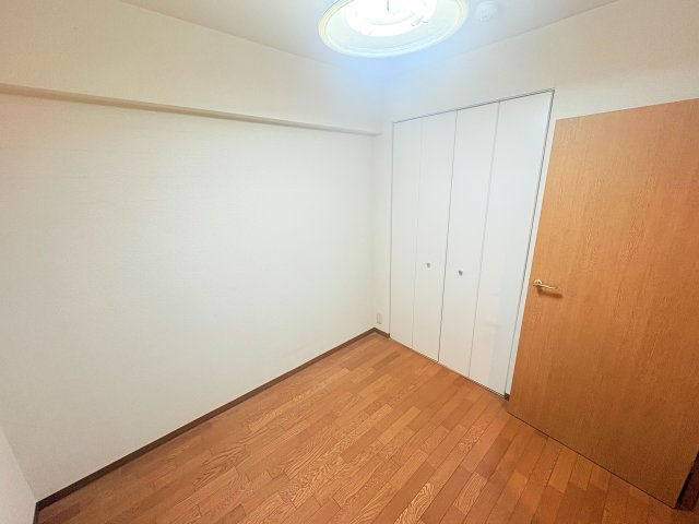 レジデンス芦屋くすのきの洋室|収納スペースのある洋室♪
お部屋を有効活用できます♪
