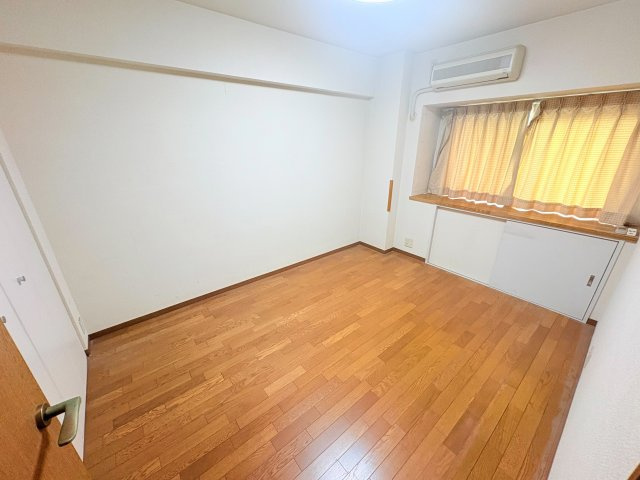 レジデンス芦屋くすのきの洋室|優しい光が降り注ぐ室内です。