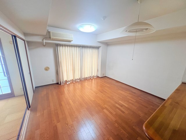 レジデンス芦屋くすのきの居間・リビング|太陽の恵みを感じる温もりあふれる空間!! 溢れる陽光でご家族の笑顔も輝きますね♪