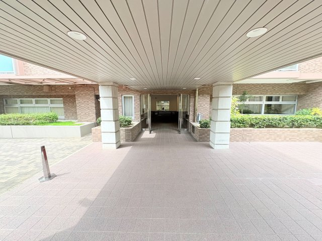レジデンス芦屋くすのきのエントランス|明るく洗練された印象。