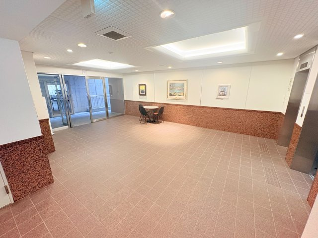 レジデンス芦屋くすのきのエントランス|エントランスはオートロックが付いており、セキュリティ面も配慮されています。