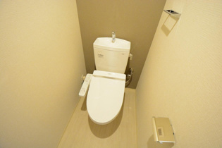 温水洗浄便座付きのトイレです♪