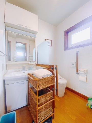 【中古戸建】前橋市下大島町の独立洗面台|■洗面室｜洗濯機を置いてもゆとりある広さの洗面脱衣室です♪三面鏡の洗面化粧台なので身支度もしやすくおしゃれが好きな方にも嬉しい設計です♪窓があるので換気の際も楽ちんです♪