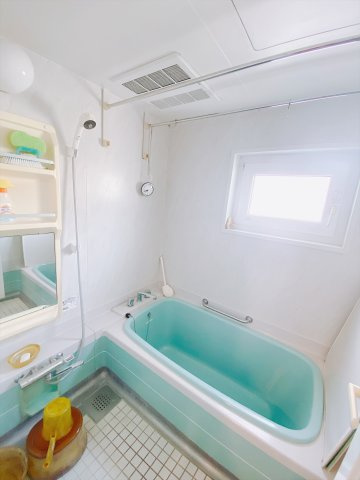 【中古戸建】前橋市下大島町の浴室|■浴室｜デザイン性に優れた浴室♪1日の疲れを癒す、ゆったりとしたバスタイムをぜひお過ごしください(*＾＾*)大きな窓付きで嬉しい♪