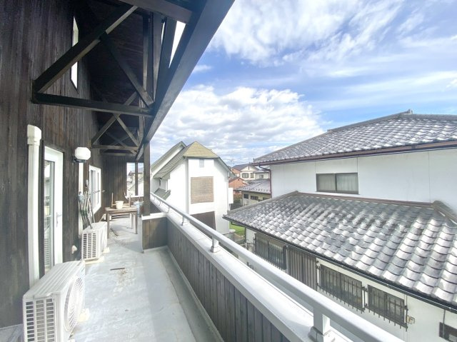 【中古戸建】前橋市下大島町のバルコニー|■バルコニー｜あたたかな陽のひかりを浴びることのできるバルコニー。お洗濯物やお布団を干せば、家族みんなが気持ちよく暮らすことができます(*^^*)