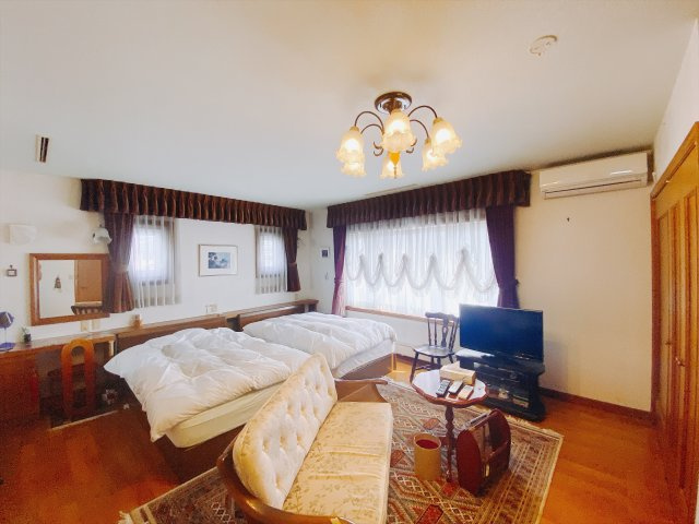 【中古戸建】前橋市下大島町の寝室|■主寝室｜広い寝室ならインテリアも自由自在にお楽しみいただけます♪お外から帰ってきた後は寝室でゆっくり自分の時間をお過ごしください。