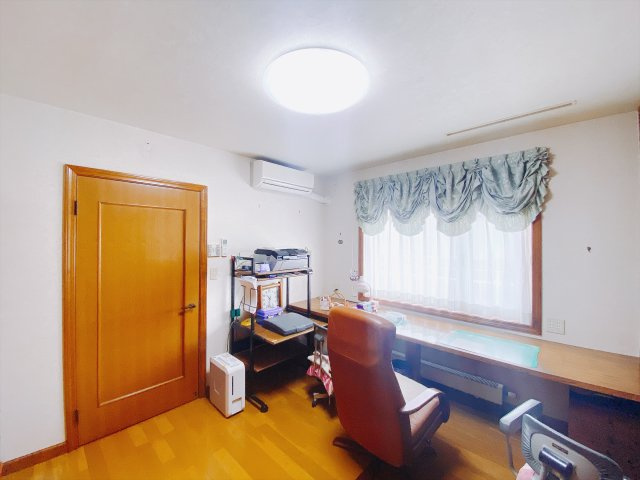 【中古戸建】前橋市下大島町の洋室|■洋室｜お子様の一人部屋にピッタリな洋室。木のぬくもりを感じるフローリングは、天然木の味わいが時とともに深みを増していきます。また、傷にも強く、フリーワックスでお手入れもラクラクです♪