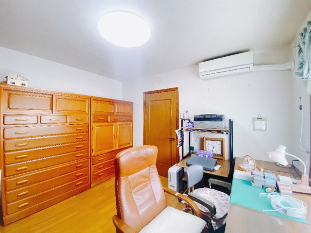 【中古戸建】前橋市下大島町の洋室|■洋室｜ナチュラルカラーの床です。模様替えなどとても楽しく工夫できます♪陽当たり、風通しもとても良いので毎日快適な生活スタートです！子供部屋にも良いですね♪