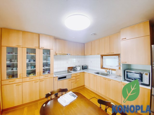 【中古戸建】前橋市下大島町のキッチン|■キッチン｜ワークトップの幅が広く、お子様といっしょにお料理をつくったり、ちょっとしたパーティーも楽しめます。フラットなのでお掃除がしやすいのもポイントです♪
