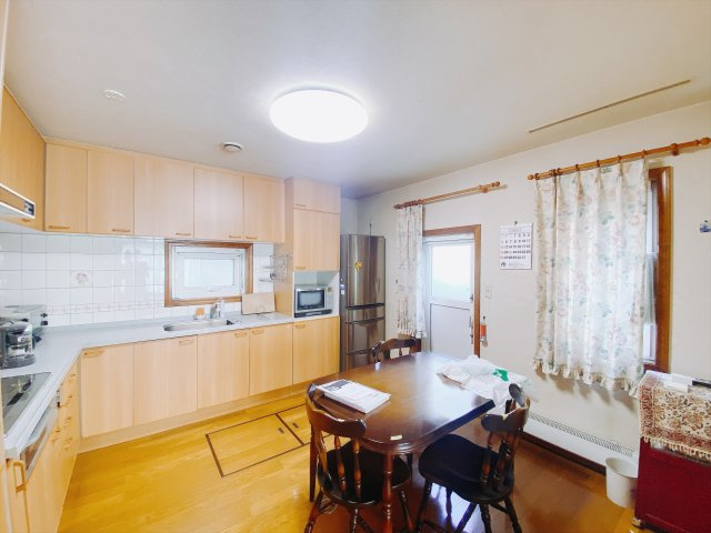 【中古戸建】前橋市下大島町のキッチン|■キッチン｜ワークトップ下には、圧力鍋やパスタ鍋などのかさばる調理器具もラクラク収納可能！ものが溢れがちなキッチン回りもスッキリきれいに管理ができます♪