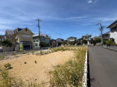 【前面道路含む現地写真】 | 上松町　新築分譲住宅　全３区画 | 小物の収納力が高い三面鏡の洗面台です！シャワー付きなので、朝の身支度の忙しい時間に重宝しますね♪