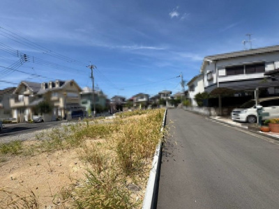 【前面道路含む現地写真】 | 上松町　新築分譲住宅　全３区画 | 【２面採光の居室あります】２面採光を確保した明るい室内は、風通しも良く、大変居心地の良い空間となっております♪爽やかな風を感じて起きる朝は、快適生活の始まりに！