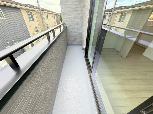 八潮市鶴ケ曽根　新築戸建　全3棟　C号棟のバルコニー|南向きバルコニーにて陽当り良好