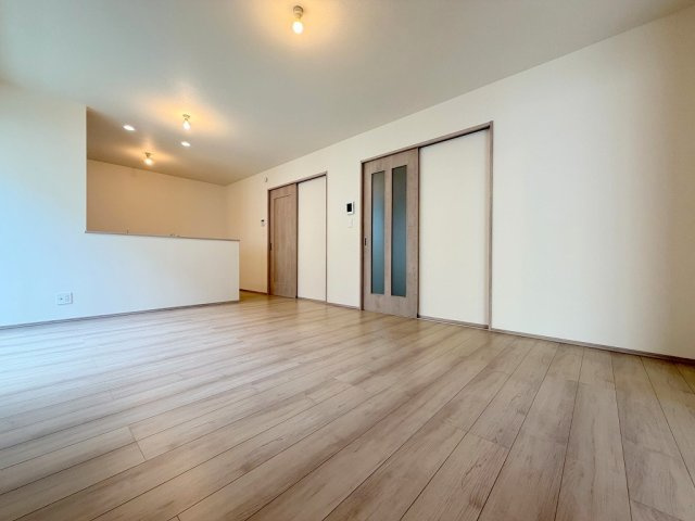 八潮市鶴ケ曽根　新築戸建　全3棟　C号棟の居間・リビング|家族団らんで過ごすリビングは16帖の広さを確保