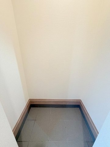 八潮市鶴ケ曽根　新築戸建　全3棟　C号棟の玄関|アウトドア用品やベビーカー置きに便利な玄関土間収納