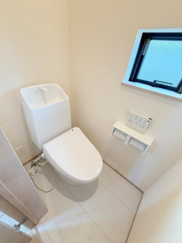 八潮市鶴ケ曽根　新築戸建　全3棟　C号棟のトイレ|2階のトイレです