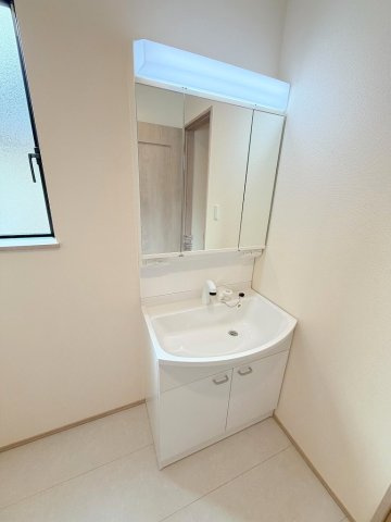 八潮市鶴ケ曽根　新築戸建　全3棟　C号棟の独立洗面台|三面鏡付きシャワードレッサーで朝の準備も快適