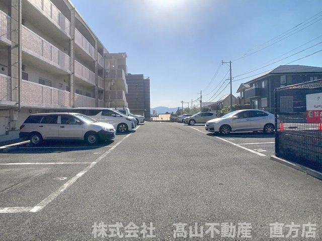 直方市湯野原２丁目の賃貸マンションの駐車場