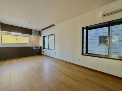 【居間・リビング】 | ◆南区清水ヶ丘　中古戸建◆ | ◆家族で食卓を囲むダイニングスペースと、ソファでゆったりくつろぐリビングスペースがしっかり区切られているので家具の配置や用途を使いわけしやすいです。