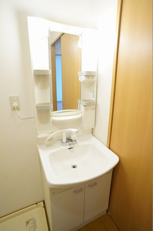 ハイツサンライトの独立洗面台|独立洗面化粧台完備。追い焚き機能付でゆったり寛げるバスルーム