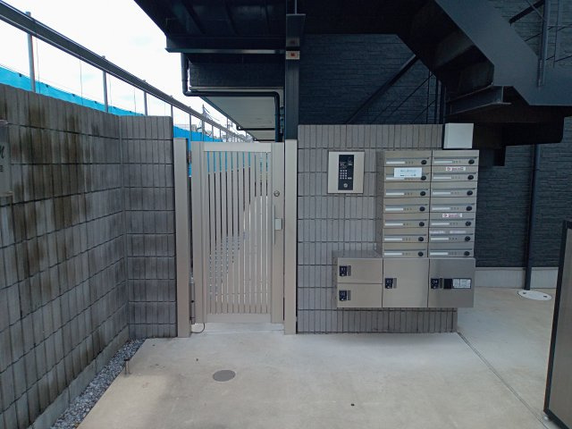 稲城市東長沼のアパートのエントランス