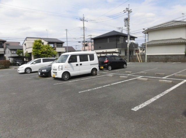 石井マンションピーコックの駐車場