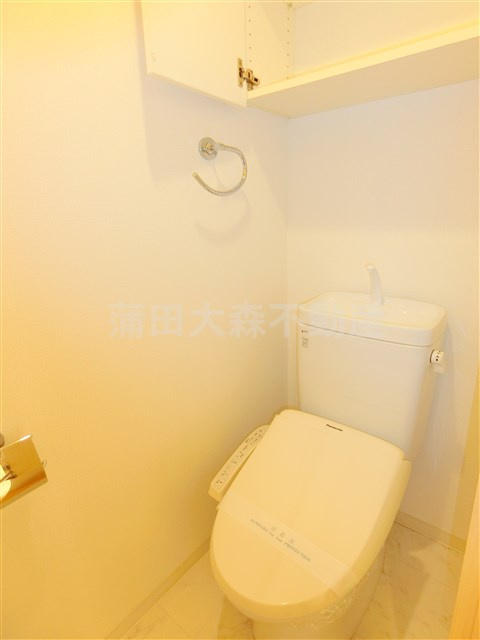 プラウドフラット蒲田Ⅱのトイレ|棚収納と温水暖房便座付きトイレ
