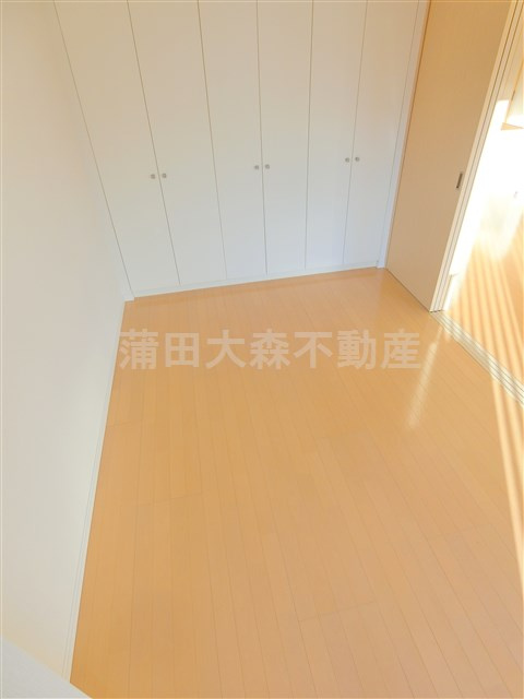 プラウドフラット蒲田Ⅱのその他|洋室5.6帖　壁一面クローゼットの寝室