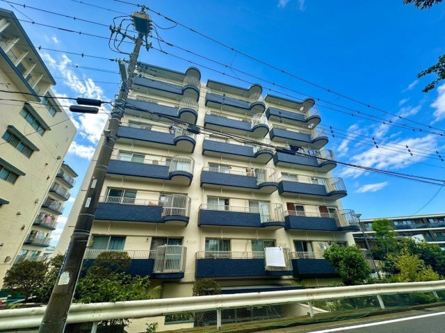 上大岡ハイツC棟の外観|丁寧に管理された外観が良好な住環境を感じさせます。