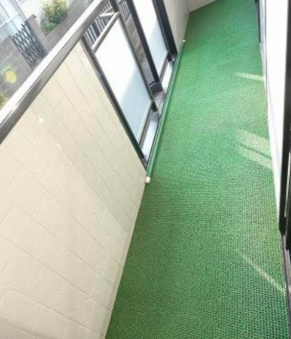 青梅市新町８丁目のアパートのバルコニー