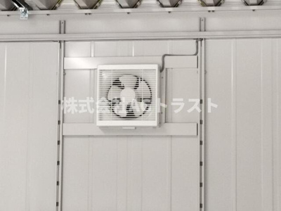 【その他】 | トップカリスマ　カー＆ガレージ | 換気扇が装備されています。（車庫内）