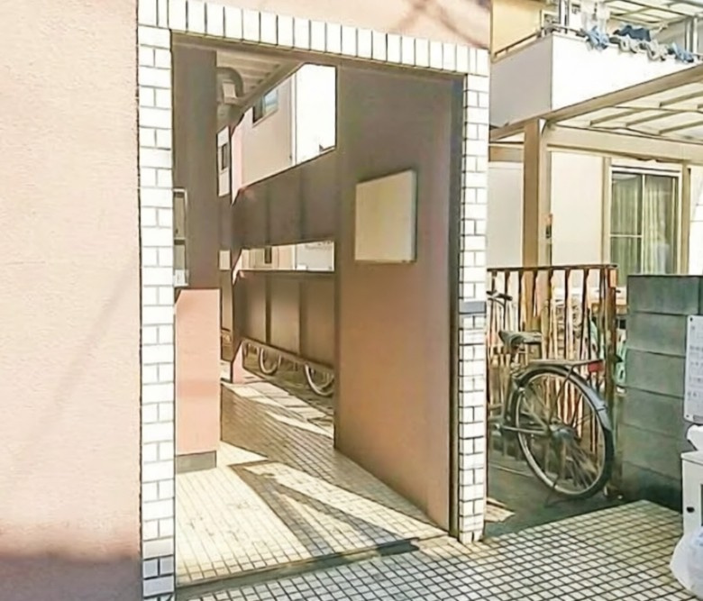 キャピタル上本郷のエントランス