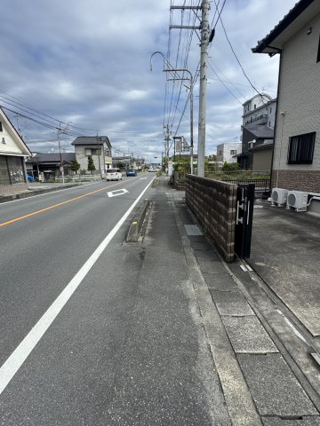 錦町作鞍 中古一戸建ての前面道路含む現地写真