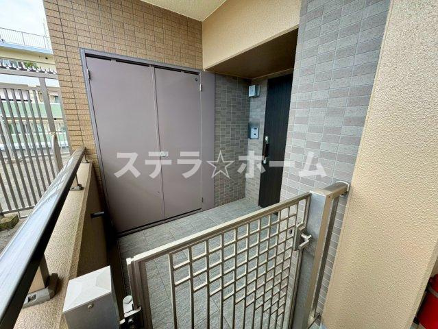 ファインフラッツ豊中桜の町の玄関|玄関ポーチ付き