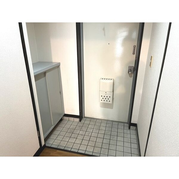 シティコーポ味美の玄関