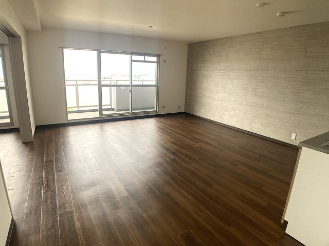 コーポサンルーツⅡの居間・リビング|お洒落なリビングスペース、15帖も有りゆったりしてます