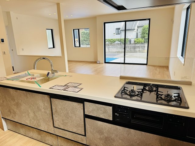 八王子市　下柚木　新築一戸建て　２期のキッチン|～3口コンロと広い調理台でお料理が捗ります～
