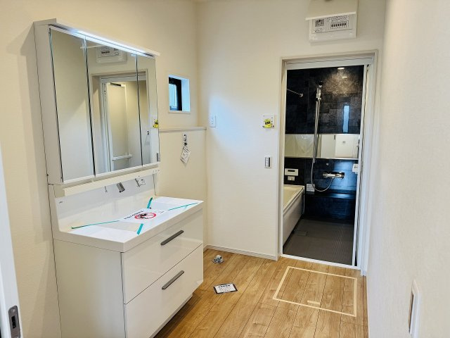 八王子市　下柚木　新築一戸建て　２期の脱衣所|～ゆとりある広さの脱衣所　窓付きで明るく換気もしやすいです～