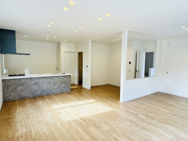八王子市　下柚木　新築一戸建て　２期の居間・リビング|～26.1帖の明るく開放感のあるLDK、家族団欒の時間をお過ごしいただけます～