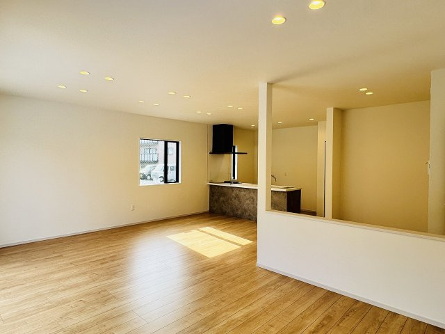 八王子市　下柚木　新築一戸建て　２期の居間・リビング|～26.1帖の明るく開放感のあるLDK、家族団欒の時間をお過ごしいただけます～