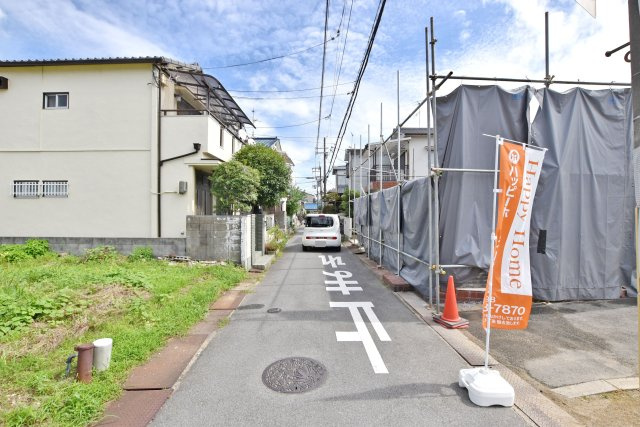 伊丹市北野2丁目建築条件無し売土地の前面道路含む現地写真|前面道路は北側に約4.0ｍ幅です。