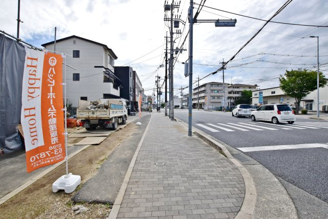 伊丹市北野2丁目建築条件無し売土地の前面道路含む現地写真|小学校やスーパーが近くにあるので、毎日の通学やお買い物にも便利で、子育て世帯にも嬉しい立地です。