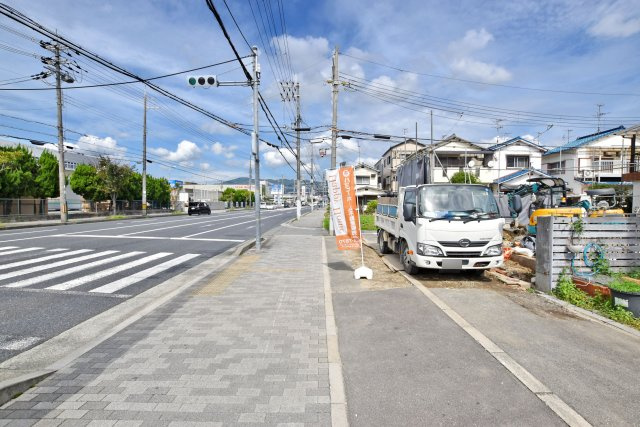 伊丹市北野2丁目建築条件無し売土地の前面道路含む現地写真|県道335号線沿いのロードサイド立地でお車でのお出かけや通勤にも便利な立地です。
